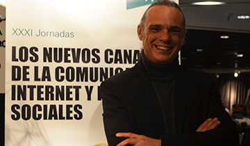 Fernando Checa en su ponencia sobre internet y redes sociales